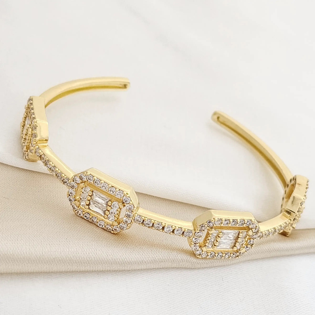 Brazalete Cuadrados Con Circones Dorado Rf K3509