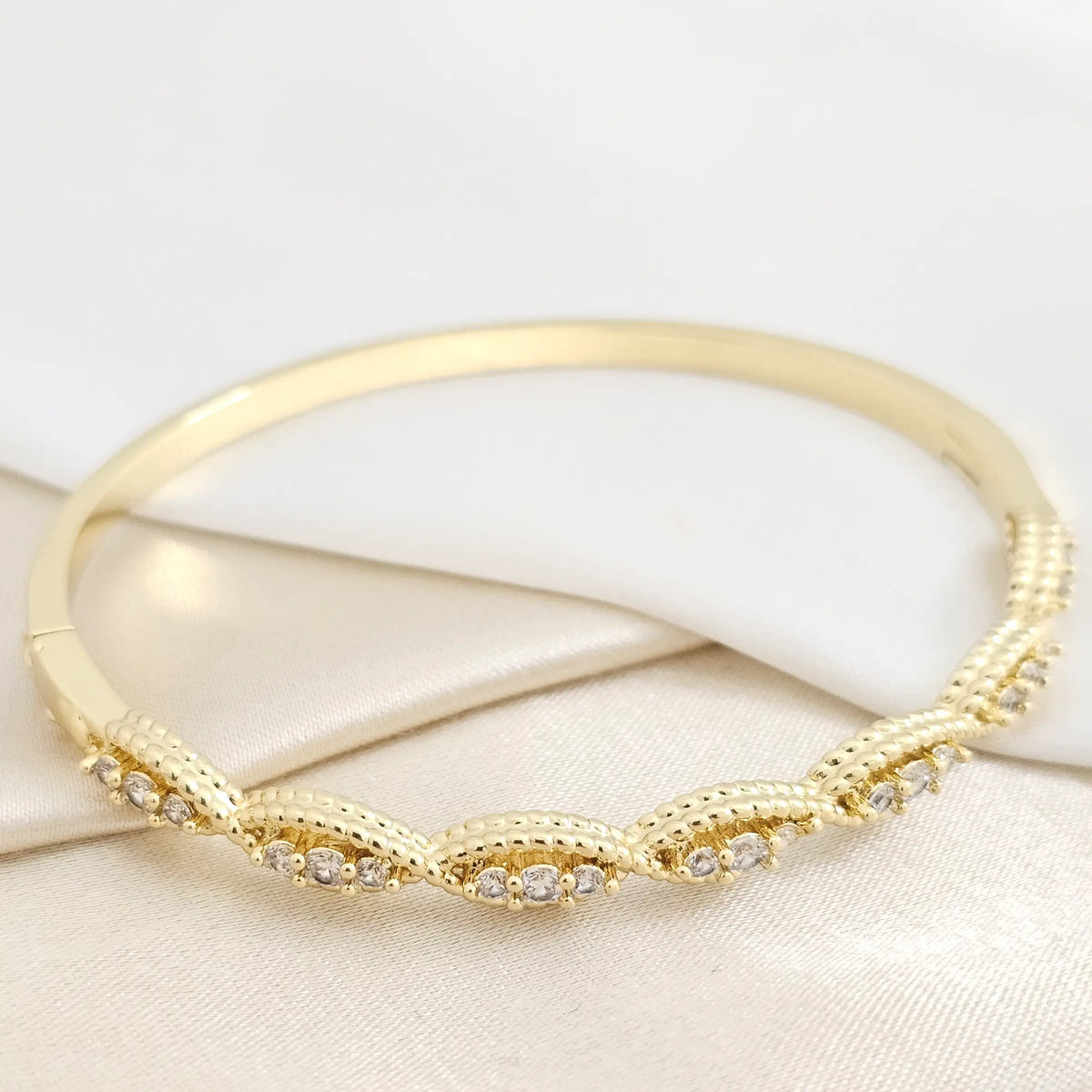 Brazalete Enlazado Con Tres Circones Dorado Rf K7843