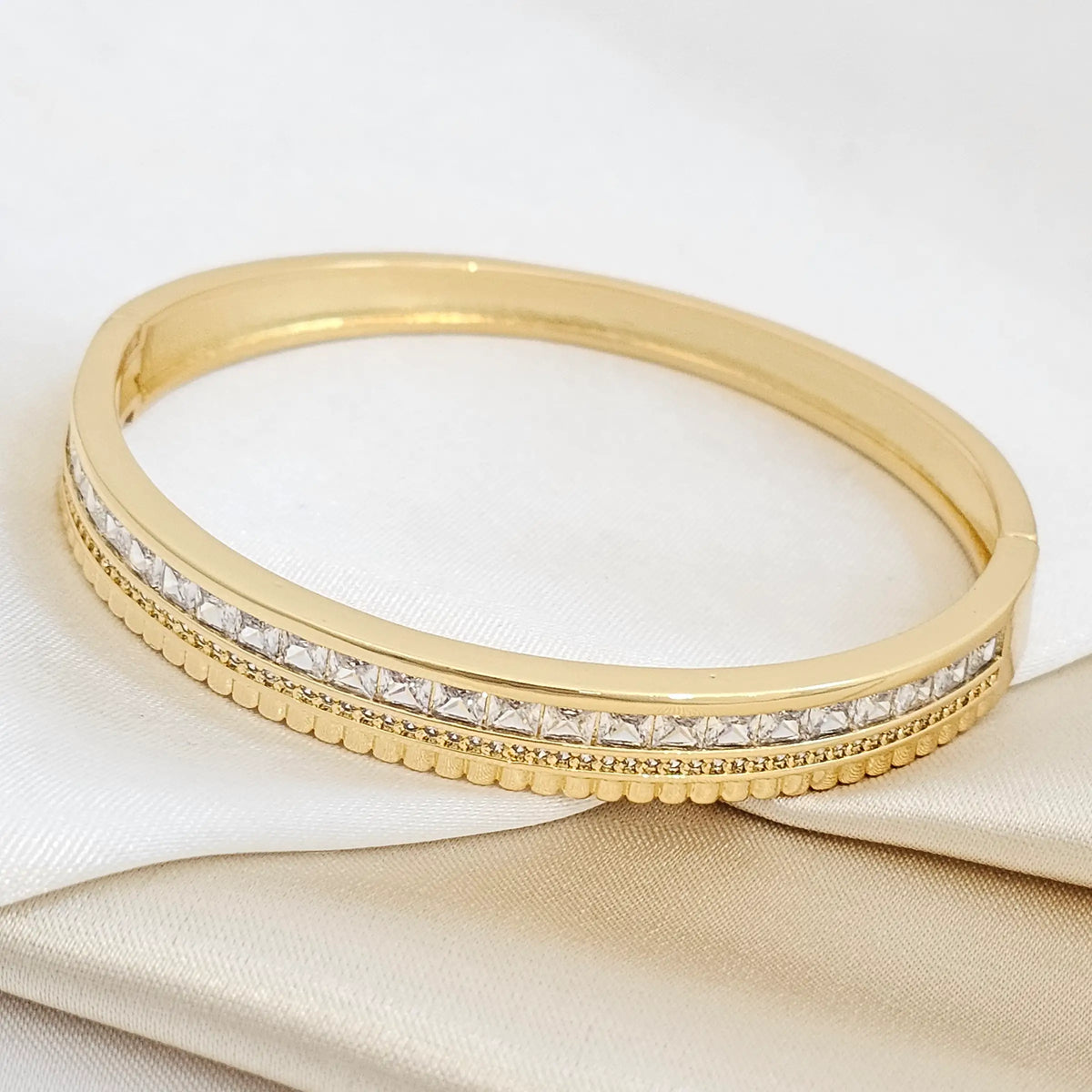 Brazalete Grueso Elegante Con Circones Dorado Rf K6829