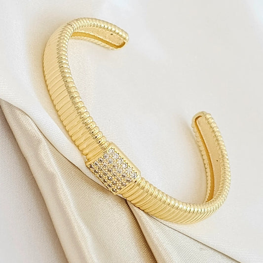 Brazalete Rayado Con Placa De Circones Dorado Rf K4337