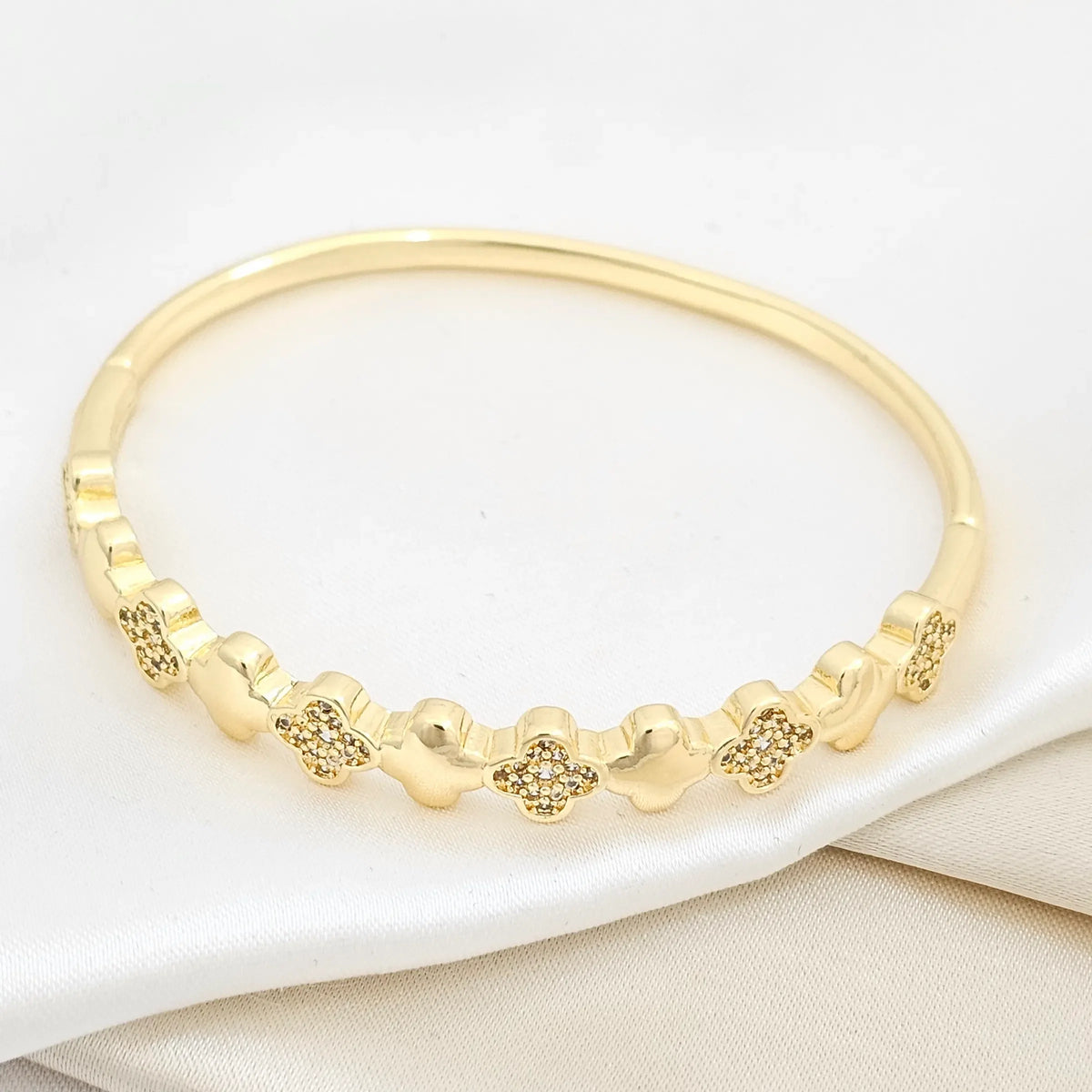 Brazalete Trebol Continuos Lisos Y Circones Dorado Rf K6270