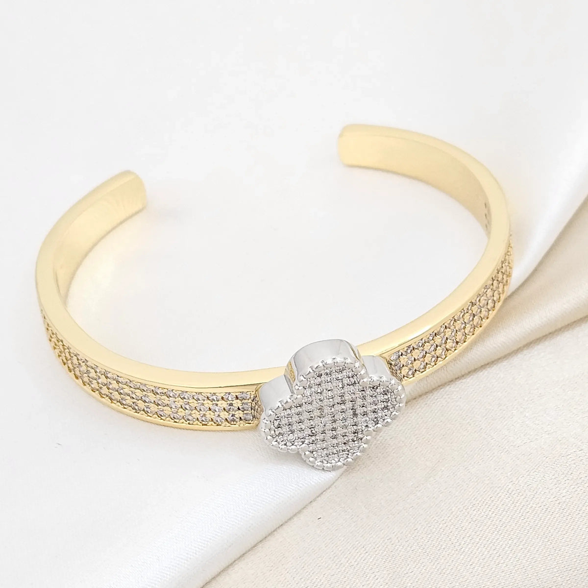 Brazalete Trebol Liso Con Circones Dorado Rf K6058