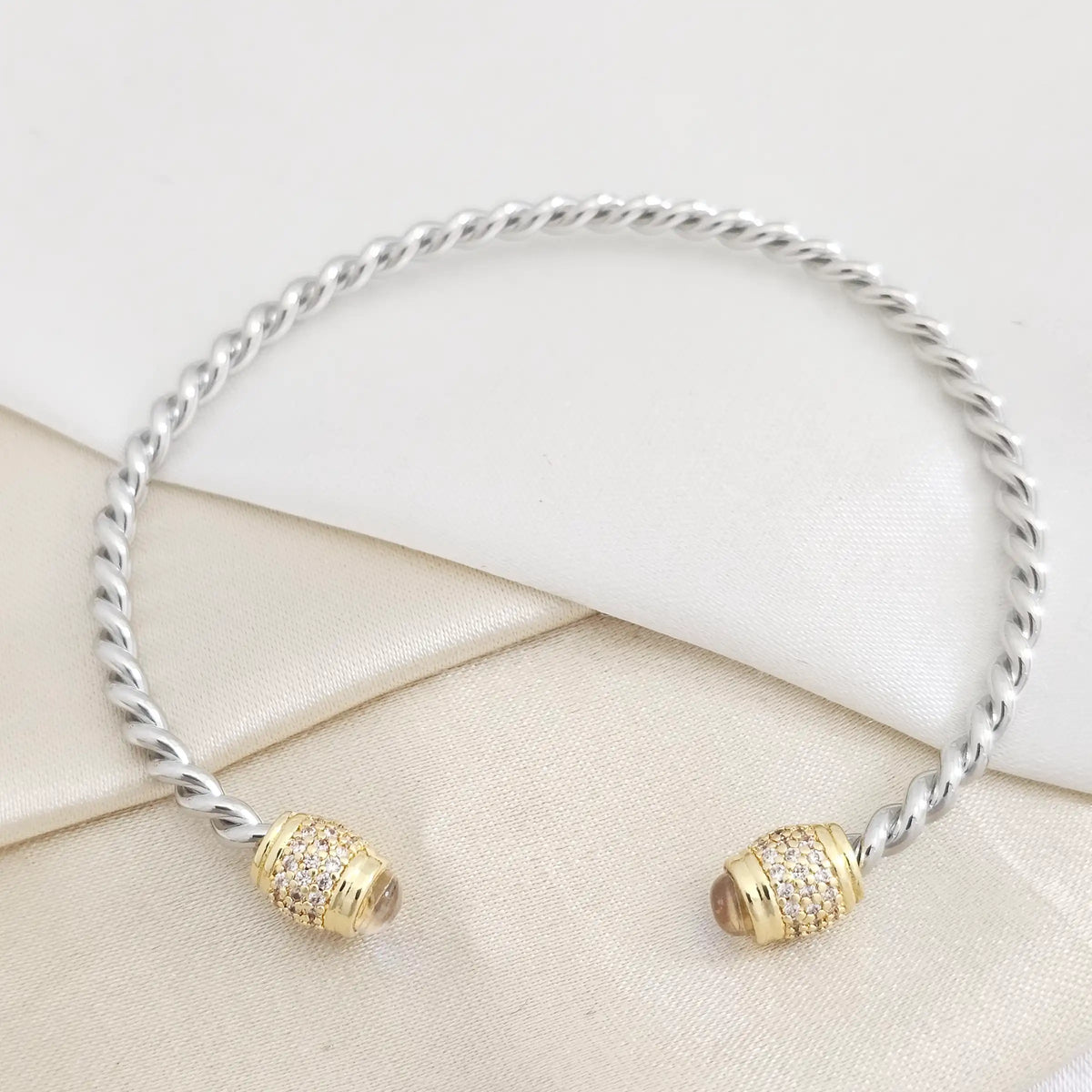 Brazalete Trenza Plateado Con Circon Dorado Rf K7840