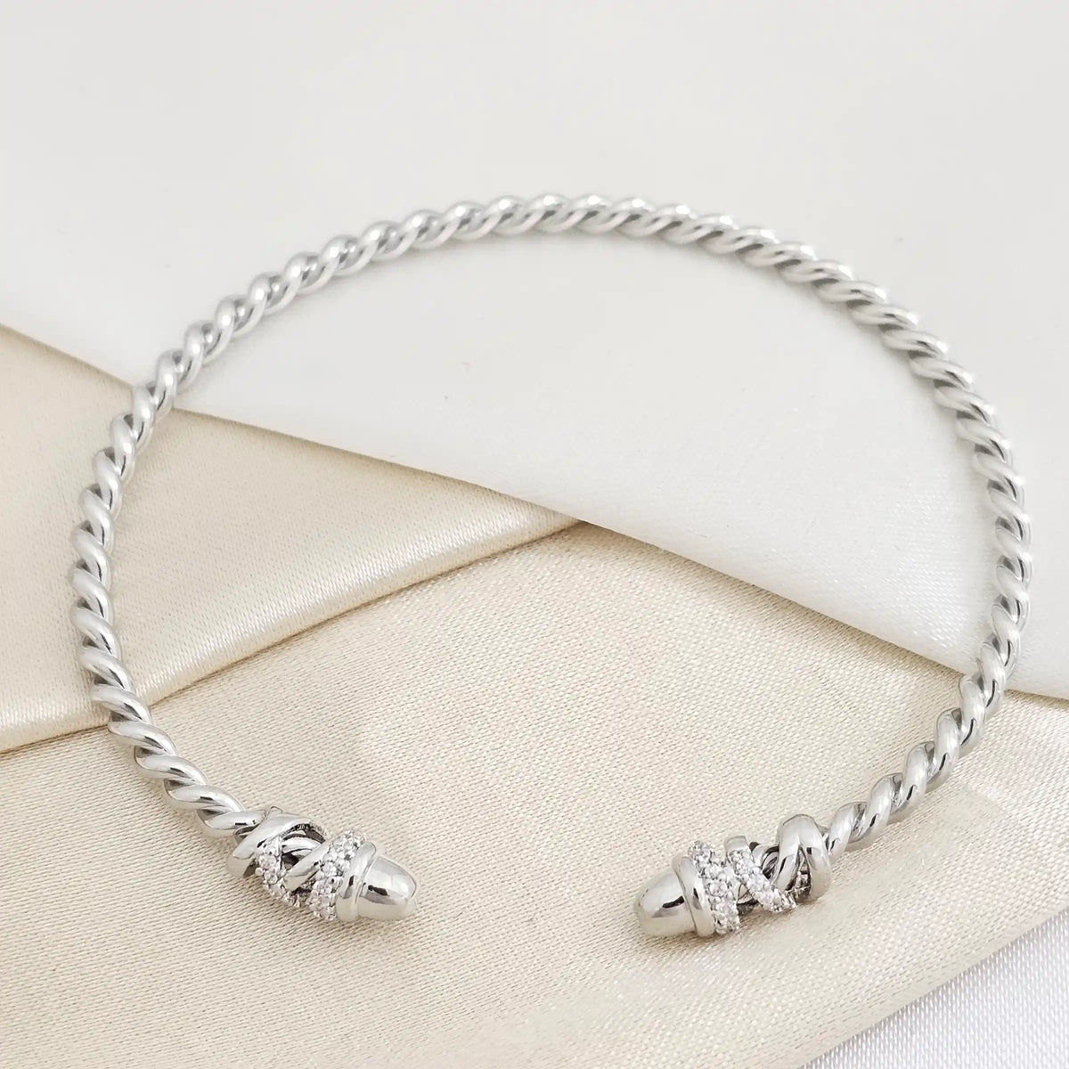 Brazalete Trenza Plateado Con Circones Rf K7836
