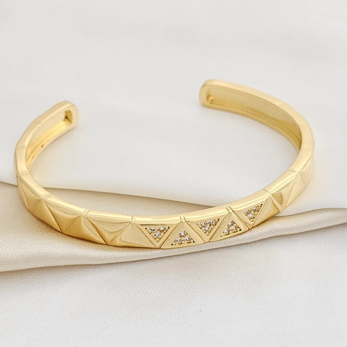 Brazalete Triangulos Elegantes Dorado Rf K7662