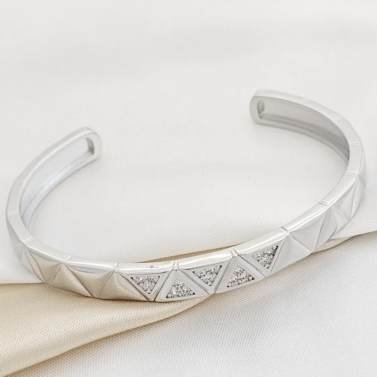Brazalete Triangulos Elegantes Plateado Rf K7663