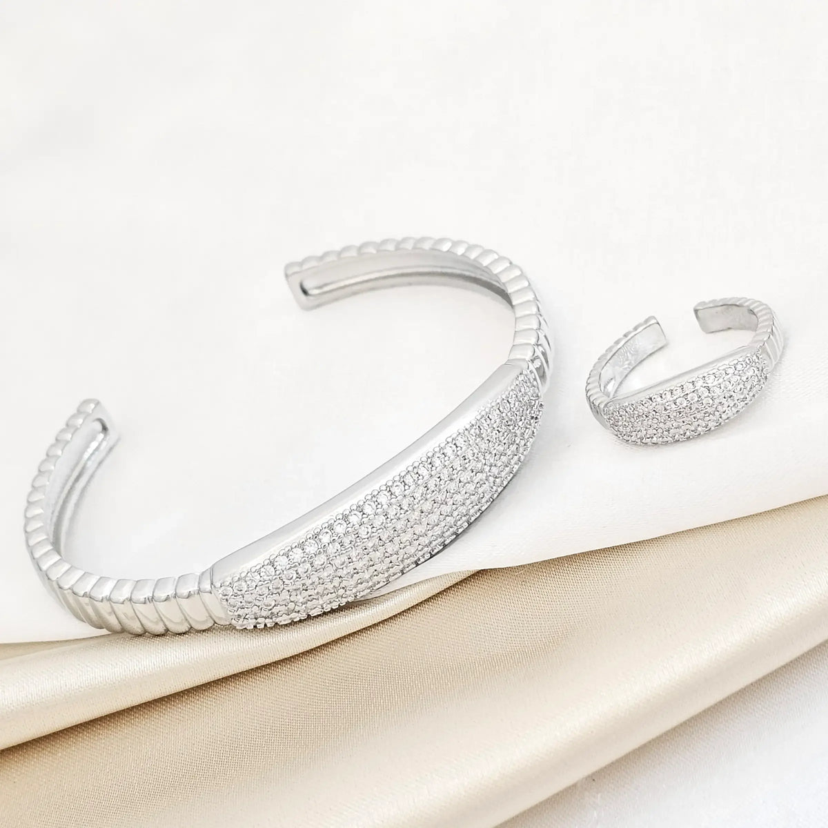 Brazalete Y Anillo Circones Brillantes Plateado Rf K5777