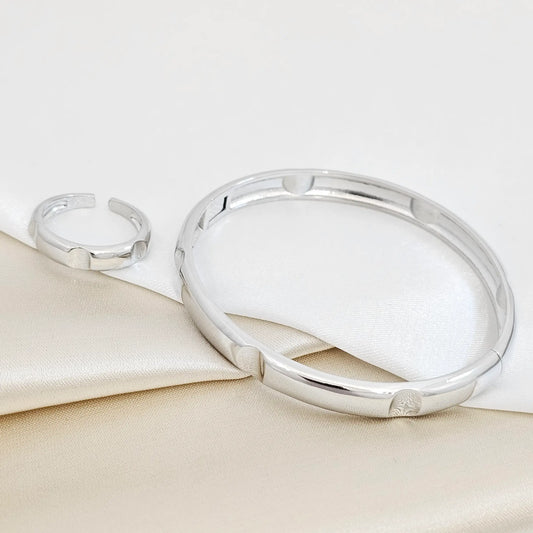 Brazalete Y Anillo Liso Con Estampado Plateado Rf K7185