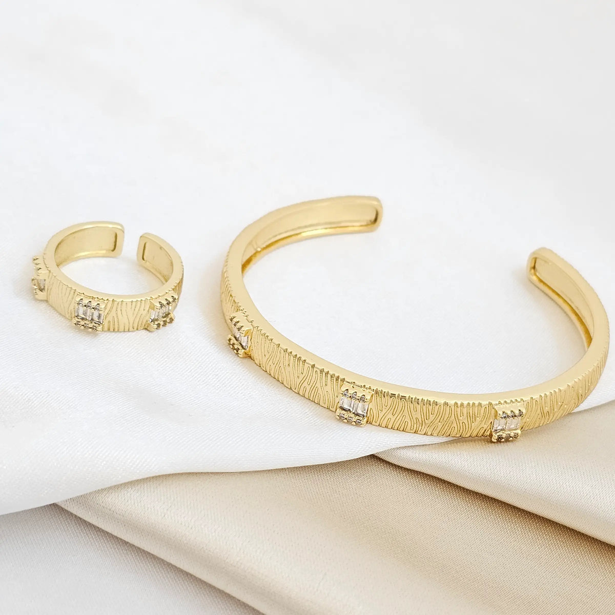 Brazalete Y Anillo Rayados Con Circones Dorado Rf K6830