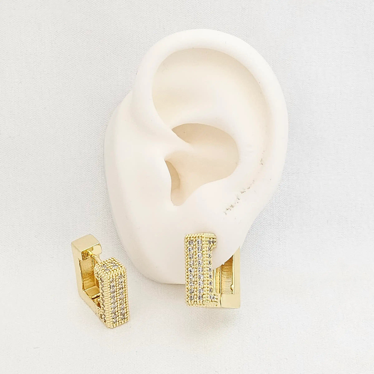 Candonga Cuadrada 18Mm Lisa Y Circones Dorado Rf K7514