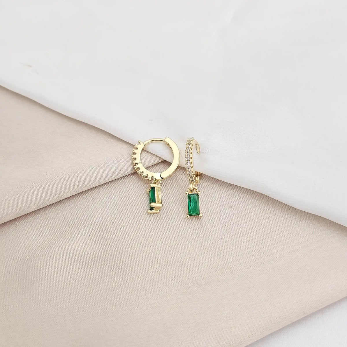 Candonga Pequeña Dorado Con Circon Verde Colgante Rf K8025