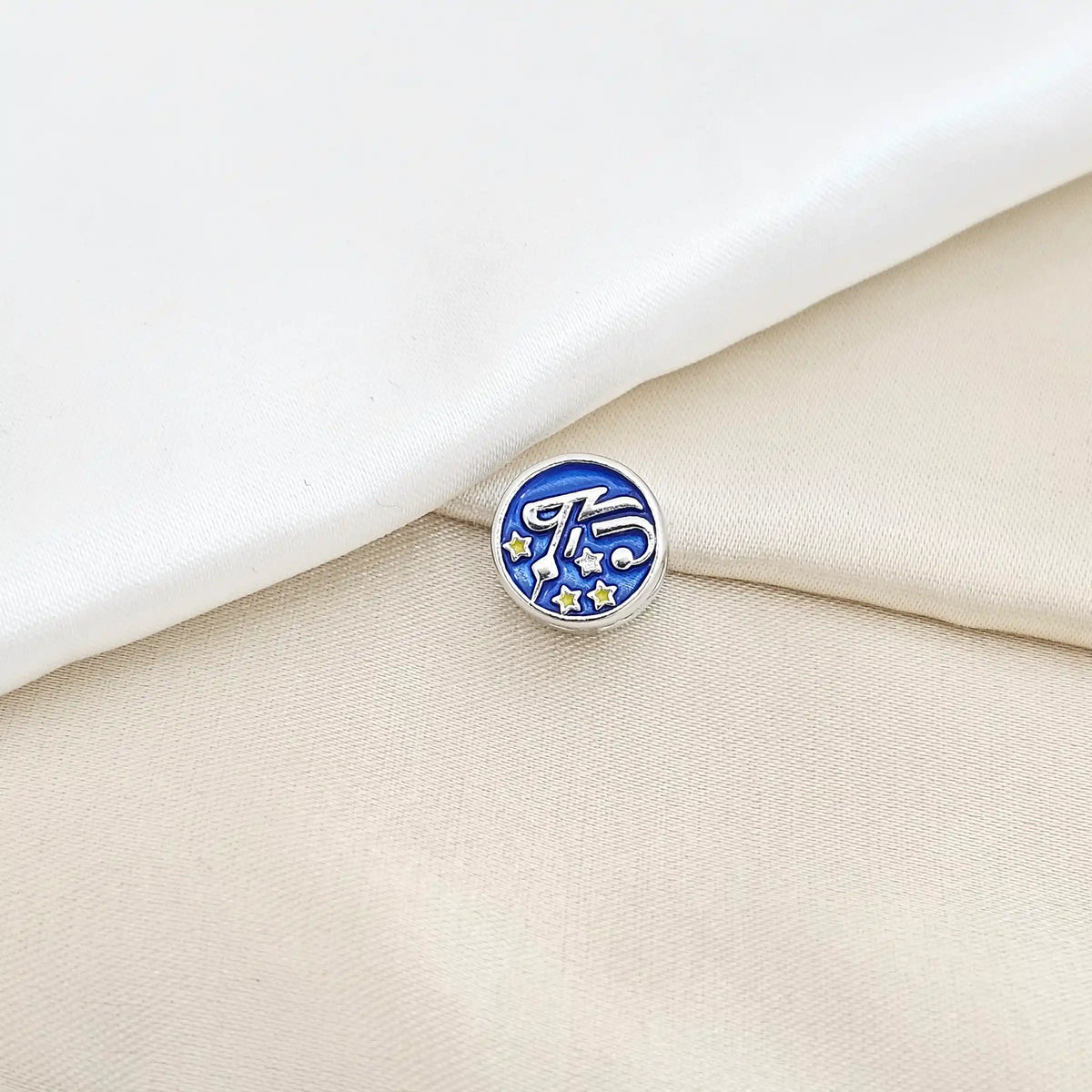 Charm Azul Con Mini Estrellas Plateado Rf K6491