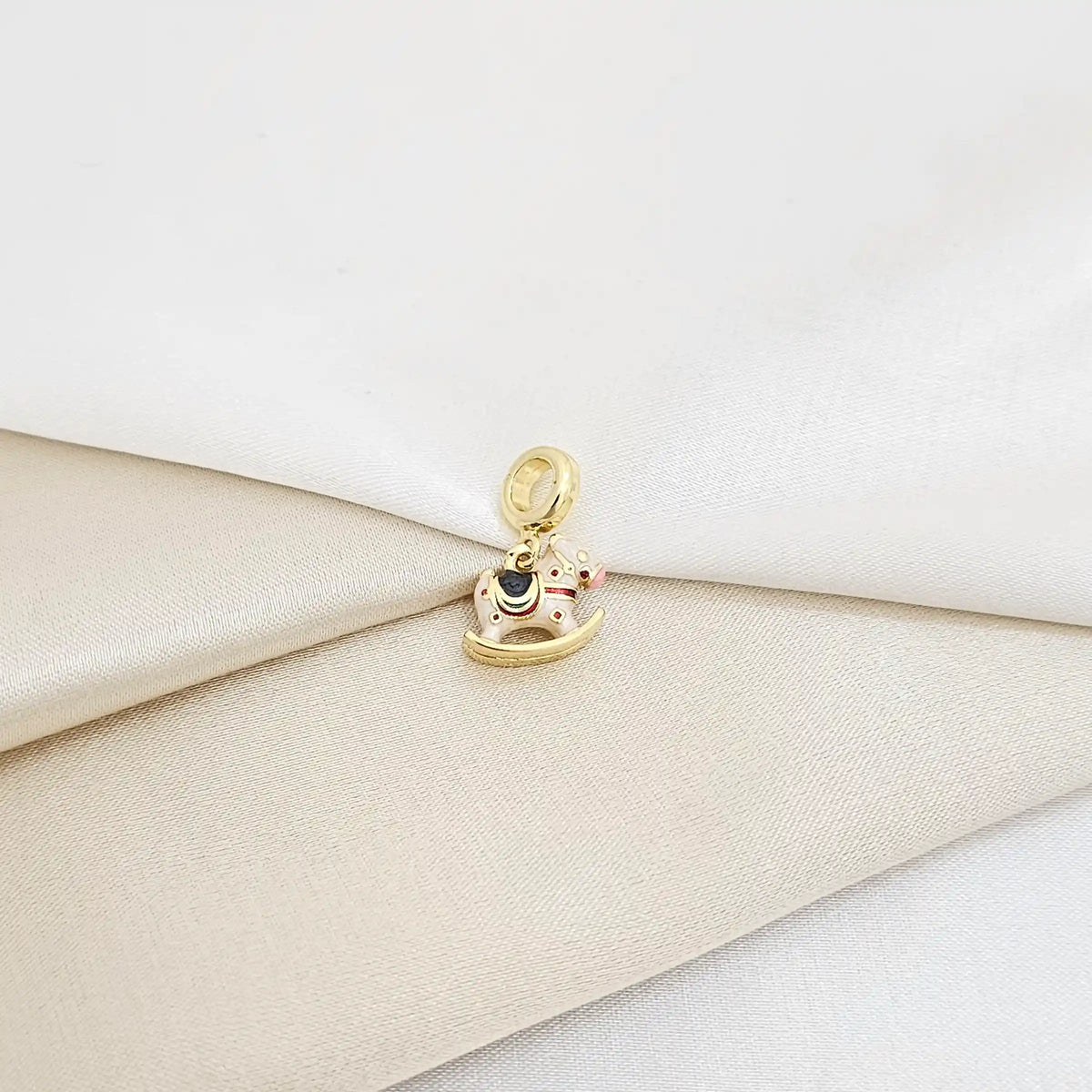 Charm Caballito Balancin Blanco Y Dorado Rf K7142