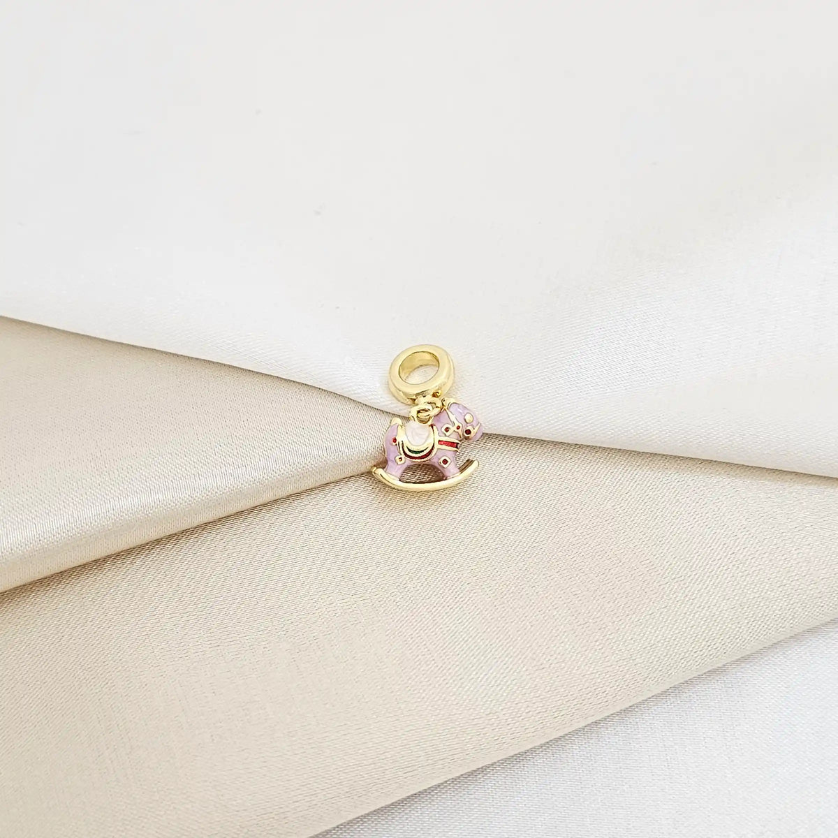 Charm Caballito Balancin Lila Y Dorado Rf K7143