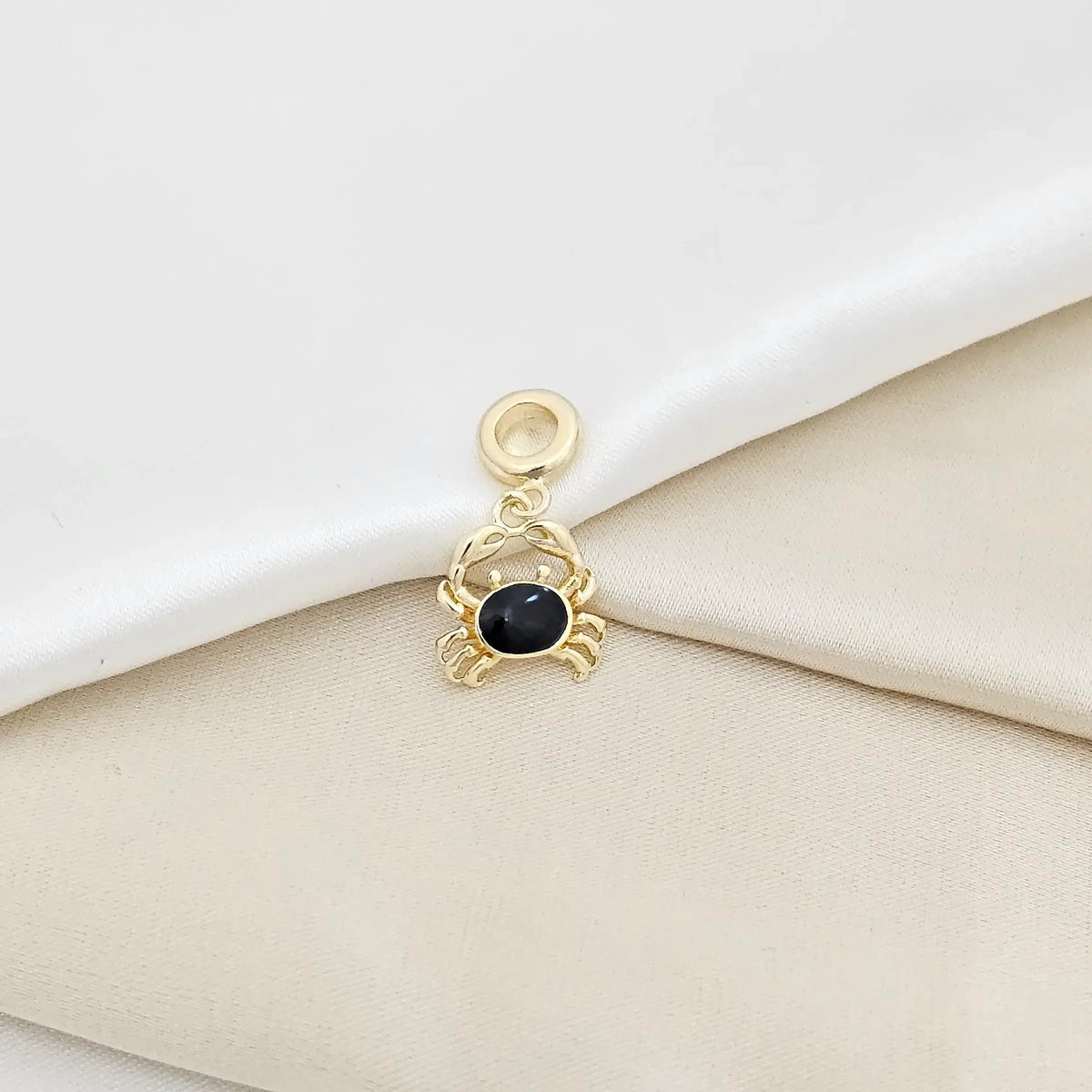 Charm Cangrejo Negro Y Dorado Rf K6505