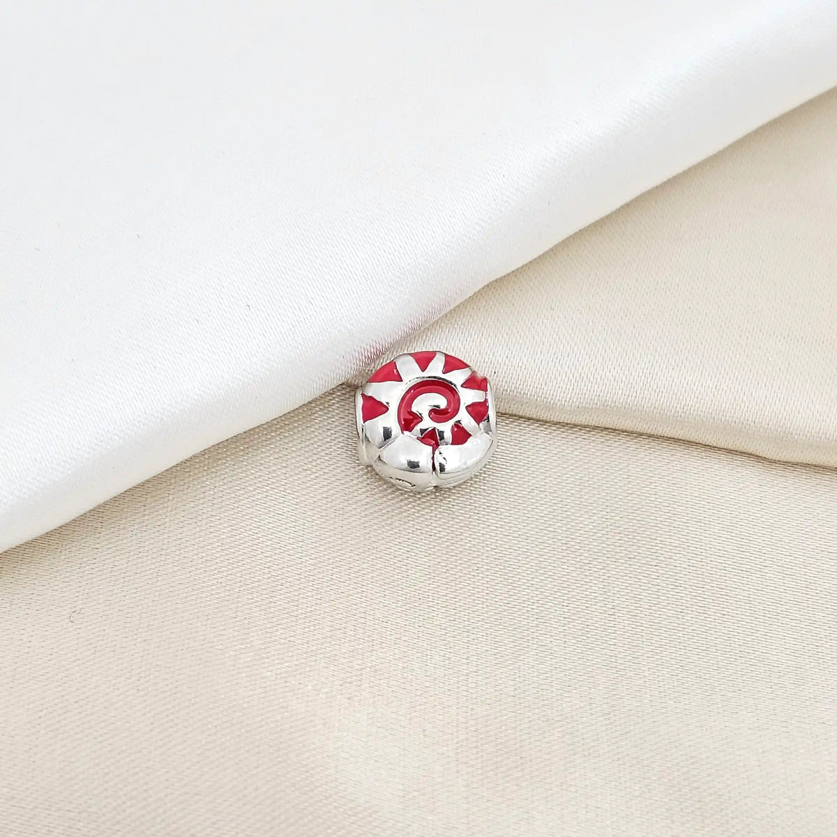 Charm Caracol Rojo Y Plateado Rf K6499