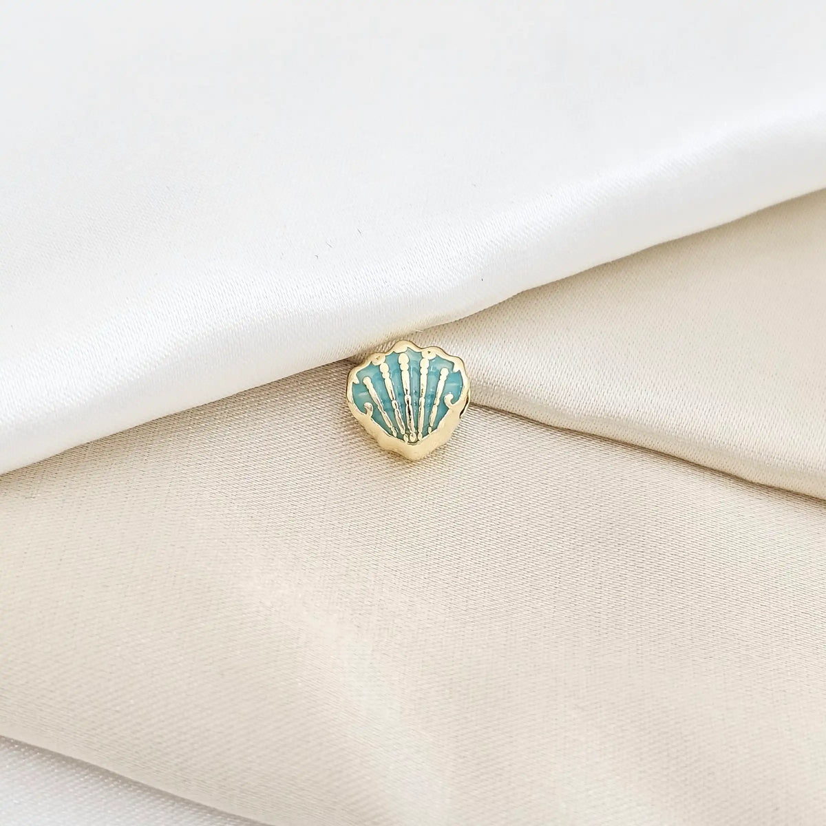 Charm Concha Azul Y Dorado Rf K6494