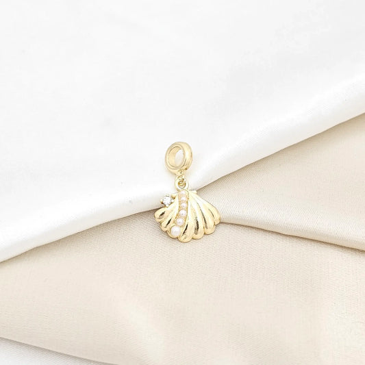 Charm Concha Con Perlas Y Circon Dorado Rf K6508