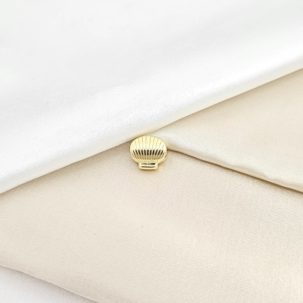 Charm Concha Gruesa Dorado Rf K6586