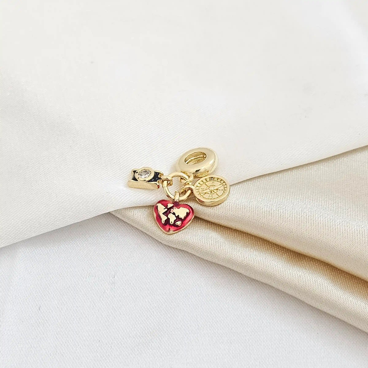 Charm Corazon Rojo Camara Y Brujula Dorado Rf K5089