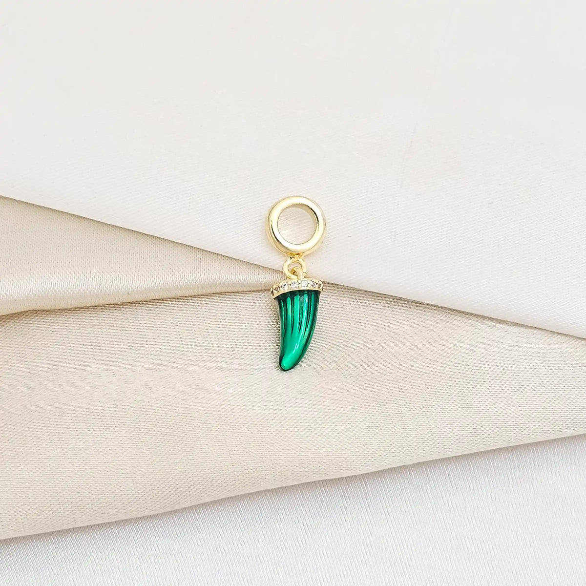 Charm Cuerno Verde Con Circones Rf K5975