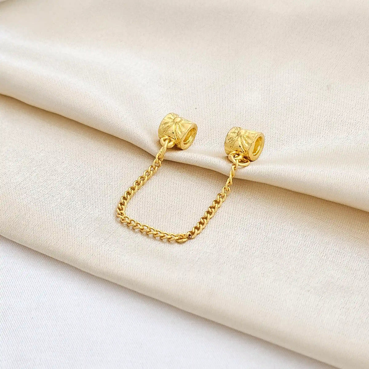 Charm Doble Barril Con Flor Dorado Rf K4123