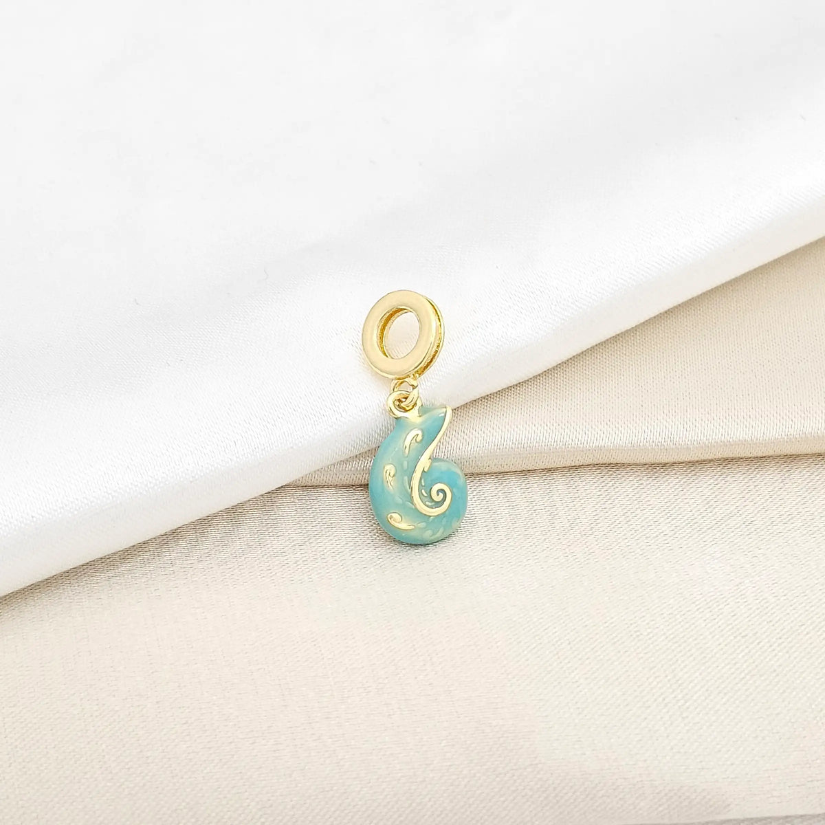 Charm Dorado Caracol Azul Rf K6427