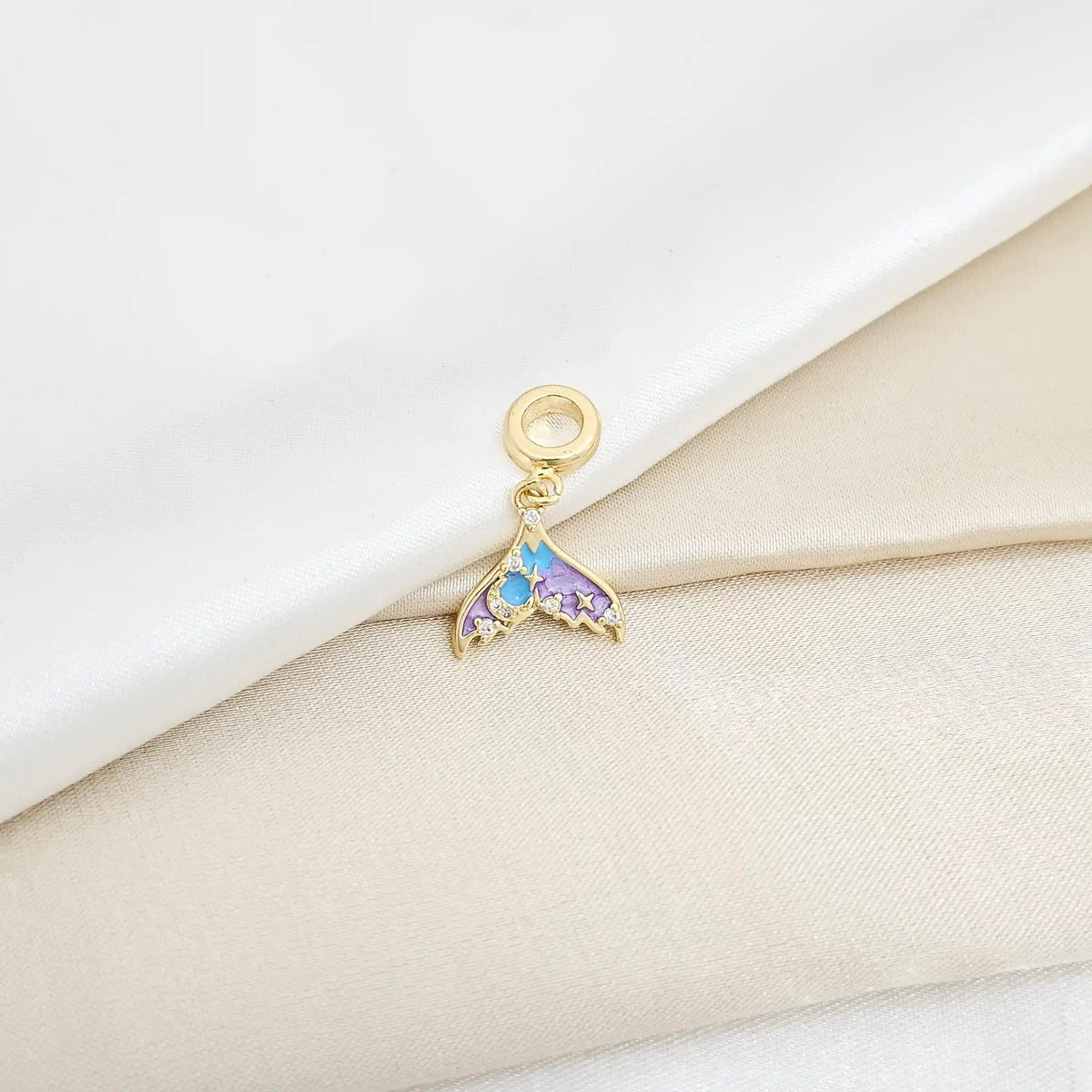 Charm Dorado Cola De Ballena Azul Rf K6413