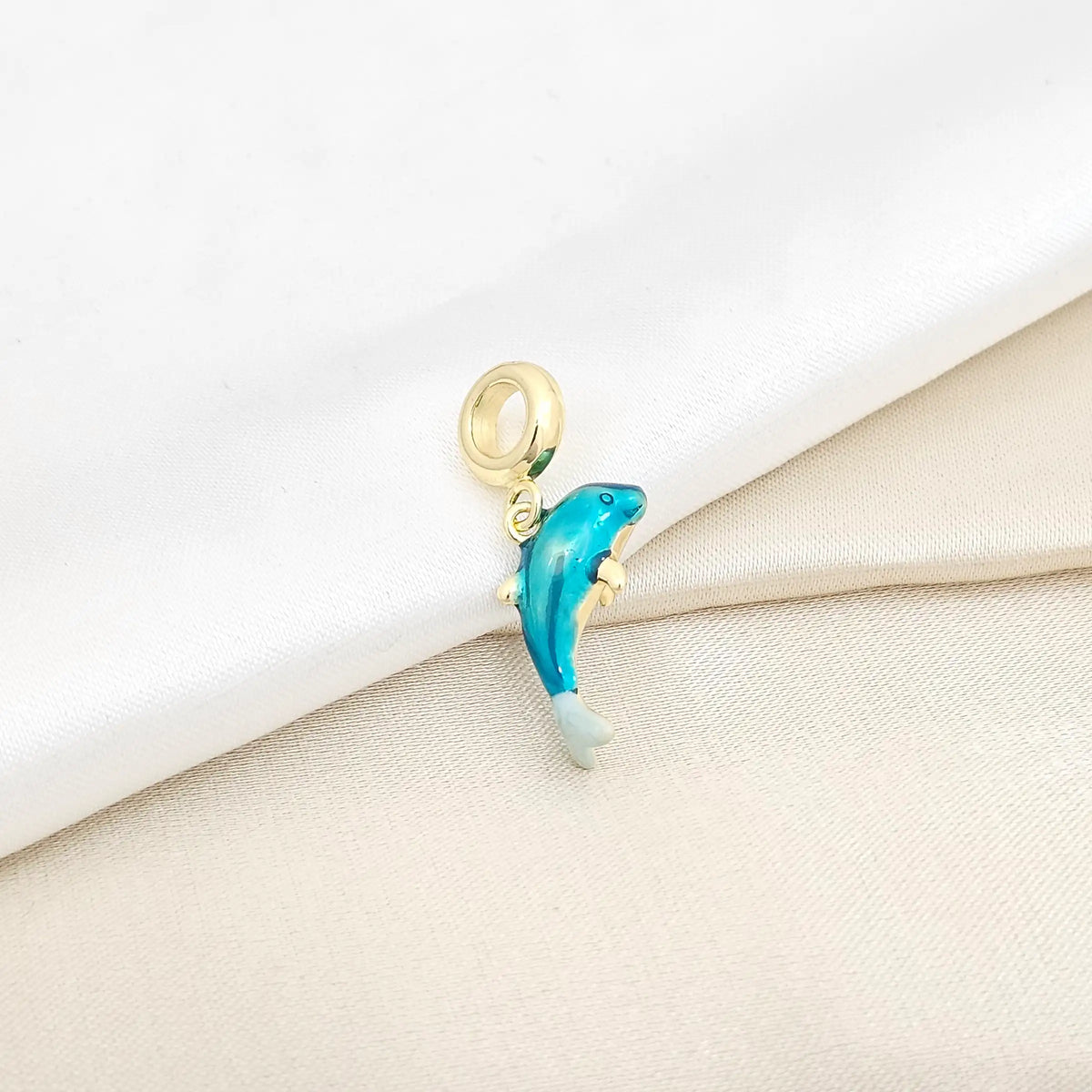 Charm Dorado Delfin Azul Rf K6429