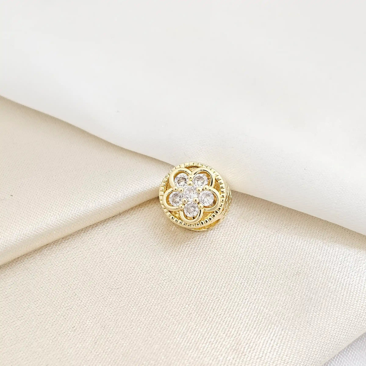 Charm Flor Con Circones Dorado Rf K7742