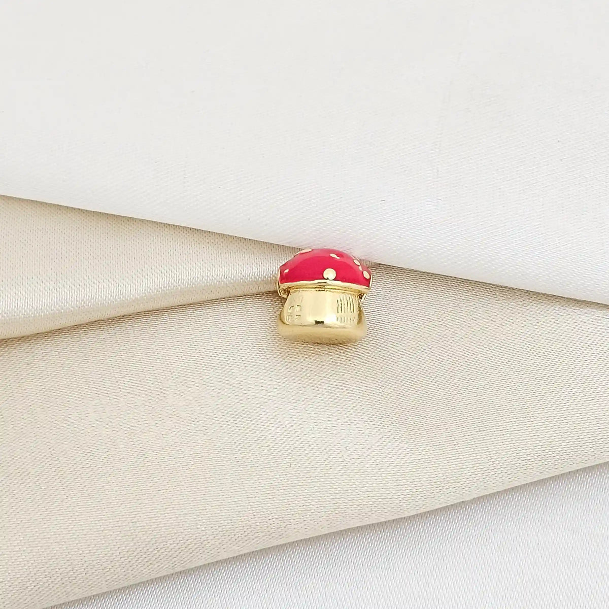 Charm Hongo Rojo Y Dorado Rf K5962