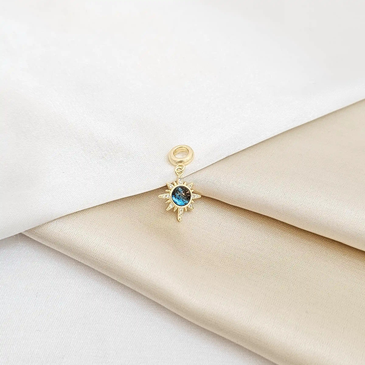 Charm Mini Sol Dorado Con Esfera Azul Rf K6813