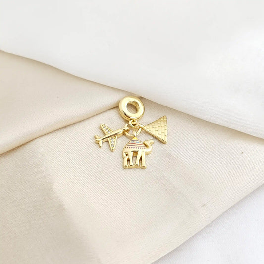 Charm Piramide Camello Y Avion Dorado Rf K7798