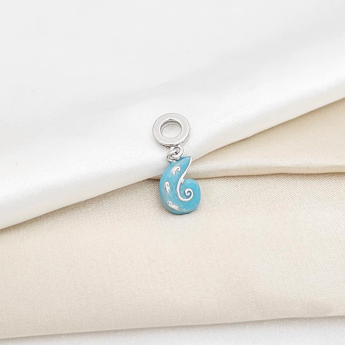 Charm Plateado Caracol Azul Rf K6428