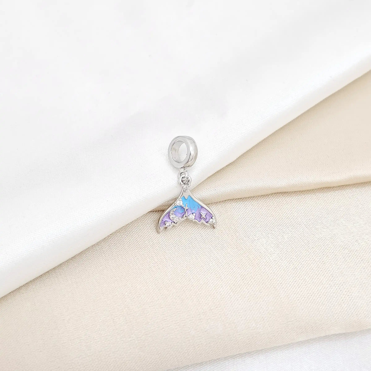 Charm Plateado Cola De Ballena Azul Rf K6414
