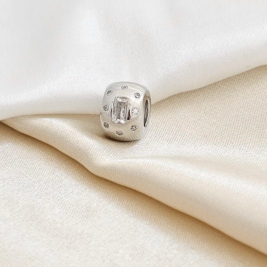 Charm Redondo Con Circon Cuadrado Plateado Rf K4130