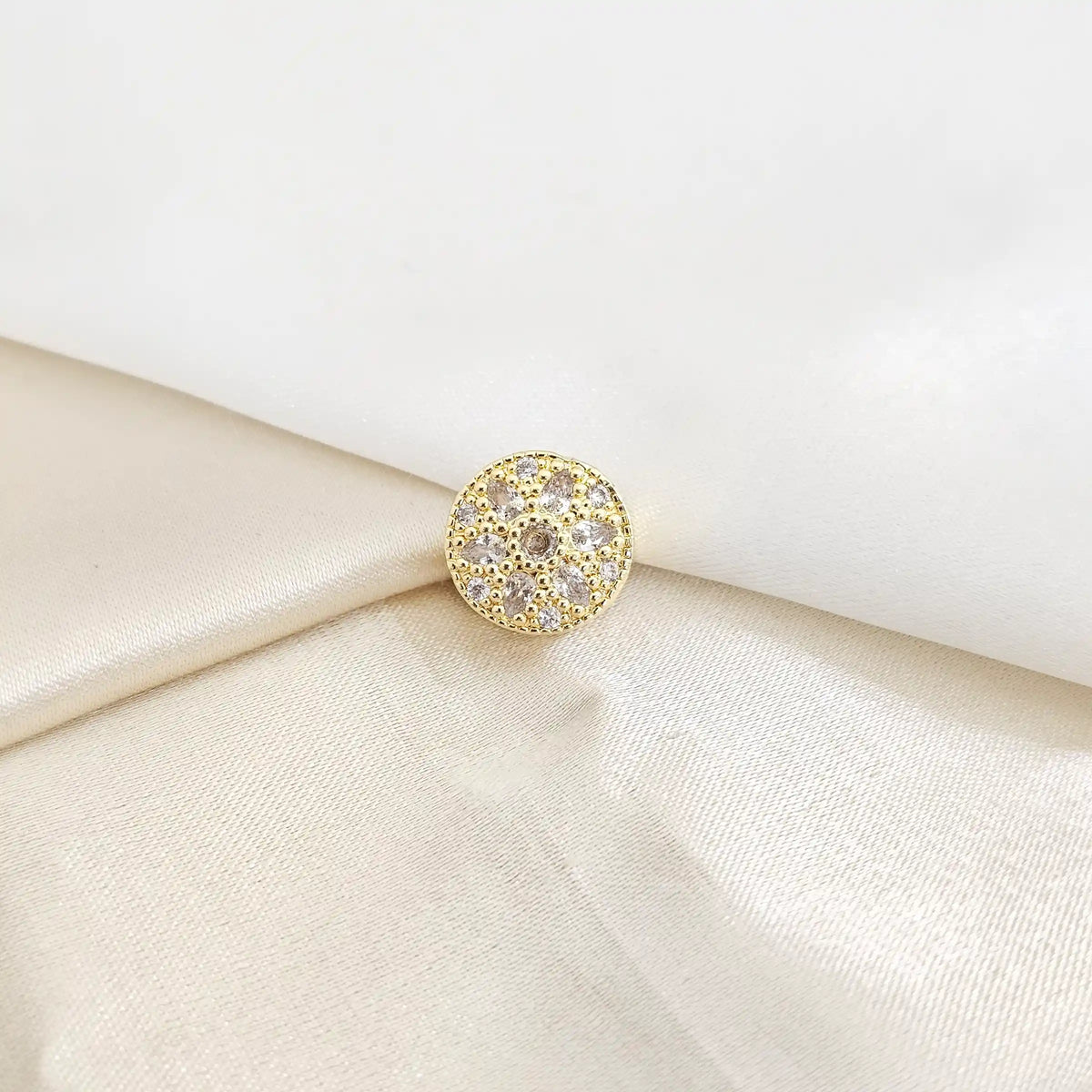 Charm Redondo Con Flor Circones Dorado Rf K7789