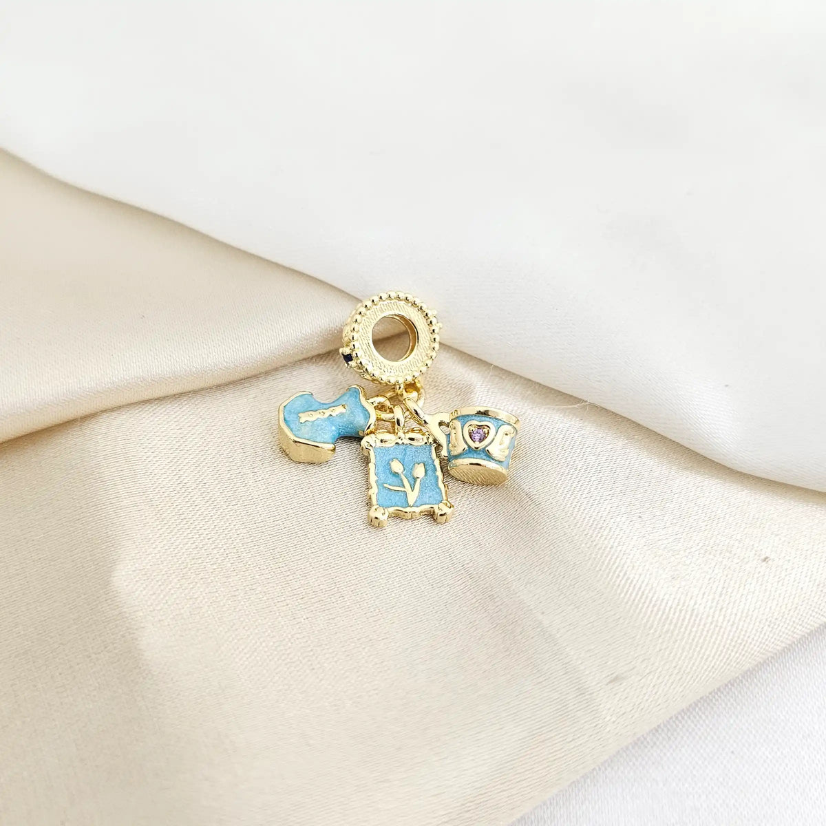 Charm Vestido Azul Y Taza Dorado Rf K7807