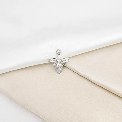 Dije Abeja Con Corazones Y Circones Plateado Rf K6581