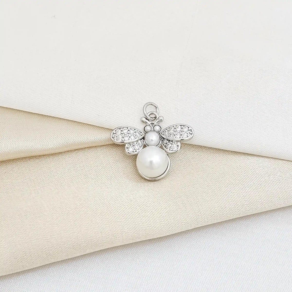 Dije Abeja Con Perlas Y Circones Plateado Rf K5945