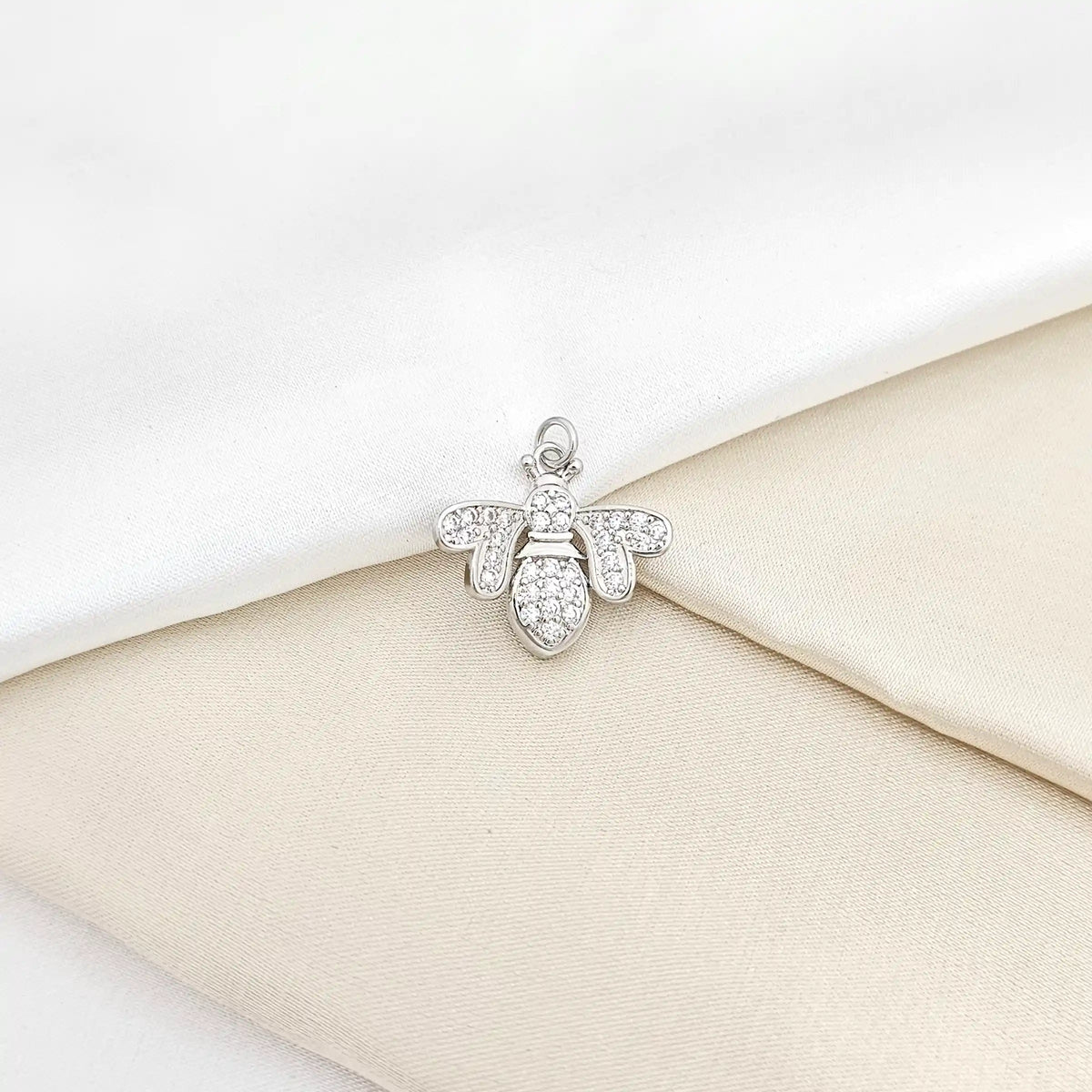 Dije Abeja Reina Circones Plateado Rf K6583