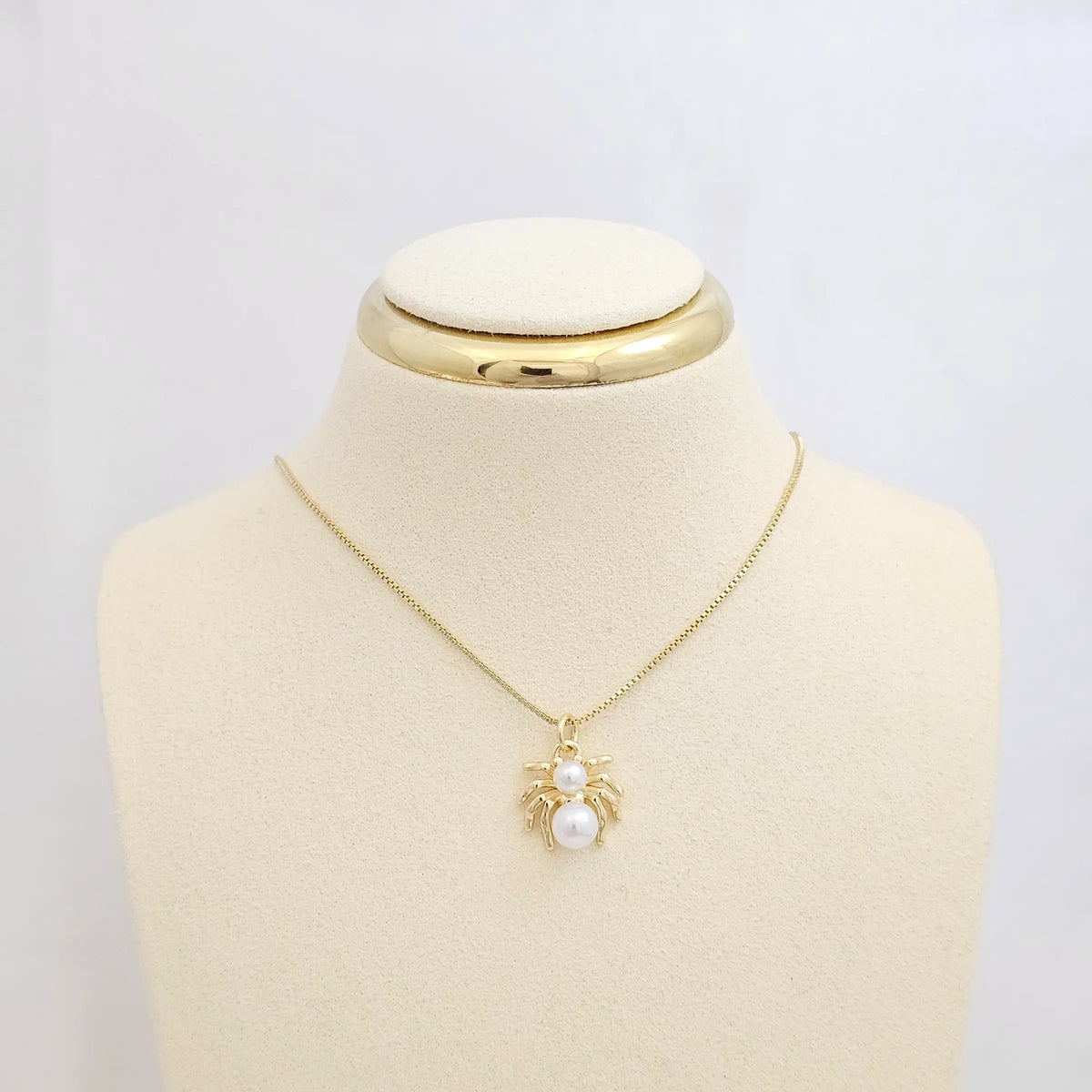 Dije Araña Dorado Con Perlas Rf K7097