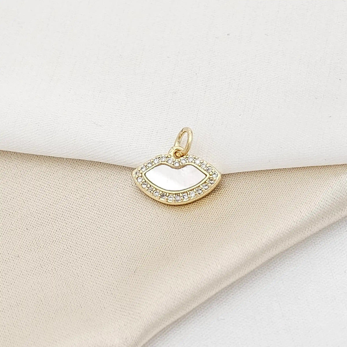 Dije Beso Blanco Con Circones Dorado Rf K3729
