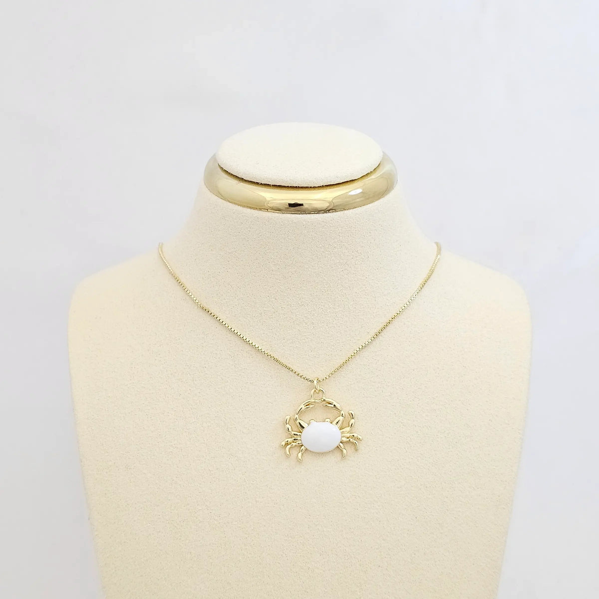 Dije Cangrejo Pequeño Blanco Y Dorado Rf K7129