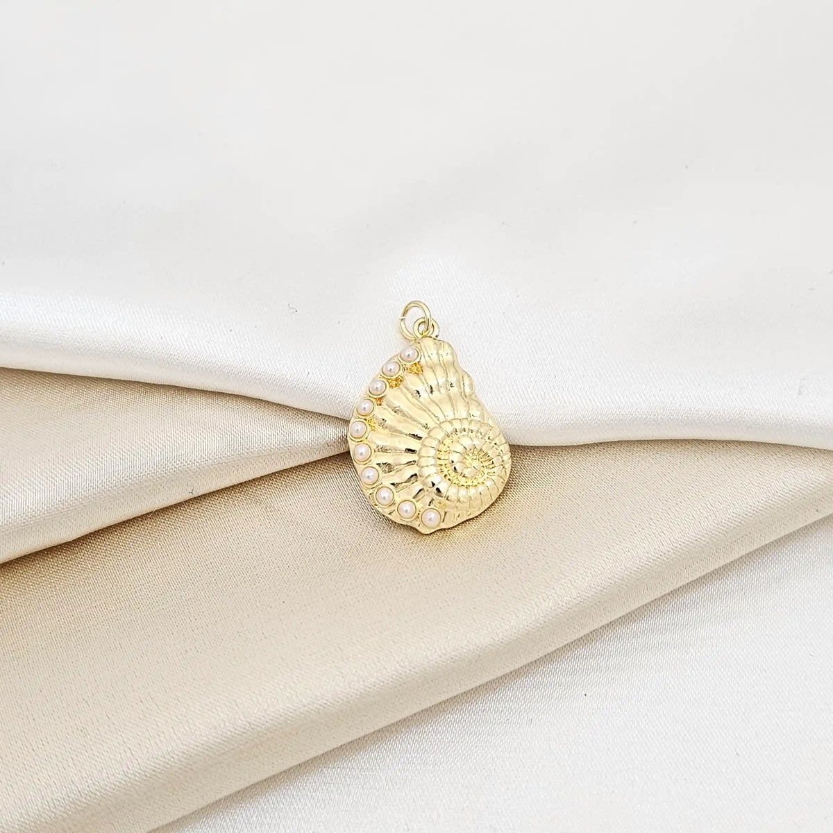 Dije Caracol Dorado Con Perlas Rf K7096
