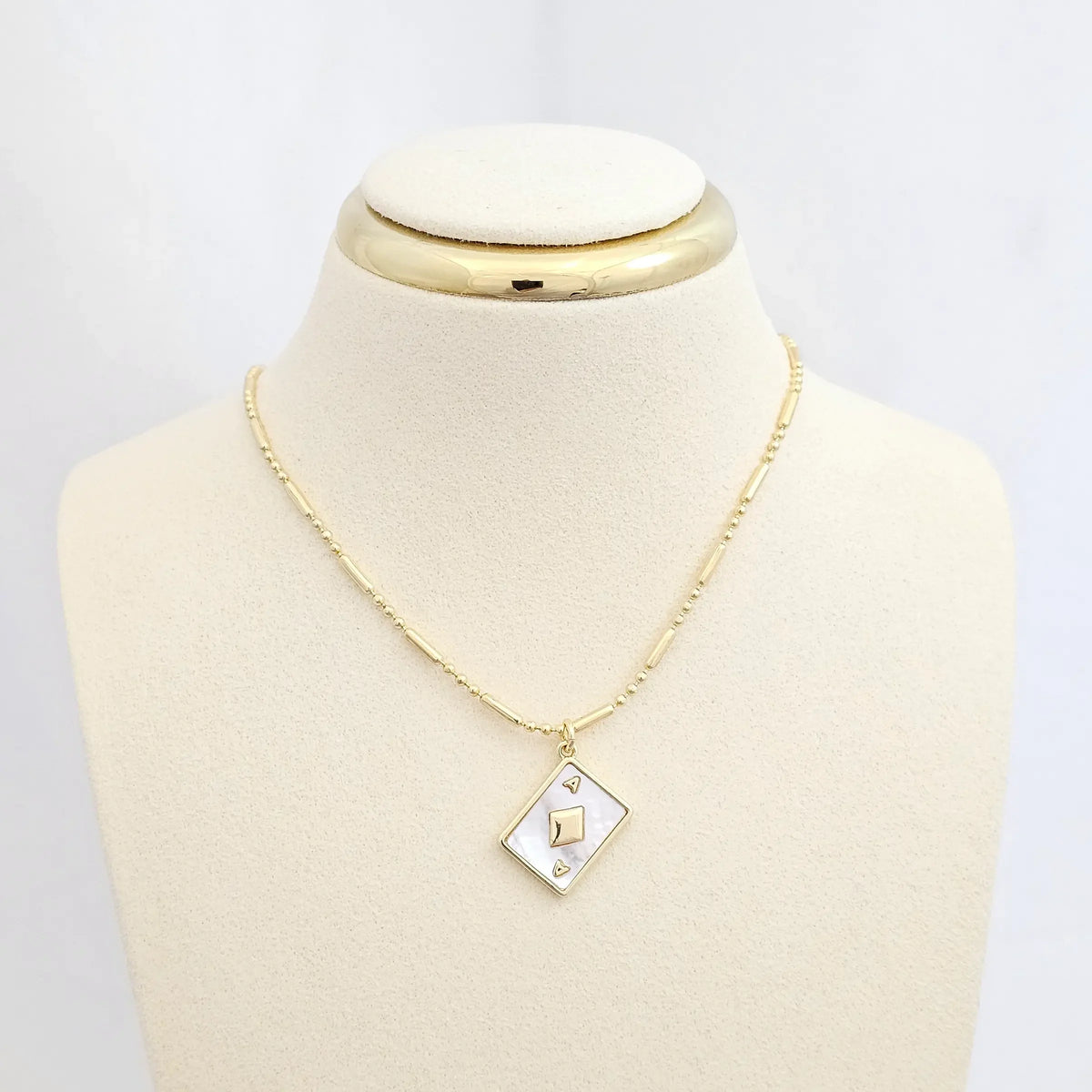 Dije Carta A De Diamantes Nacar Con Dorado Rf K6473