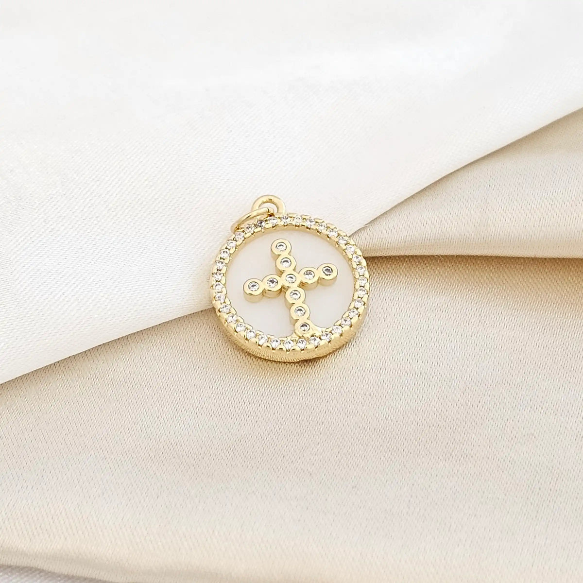 Dije Circulo Blanco Con Cruz Y Circones Dorado Rf K4509