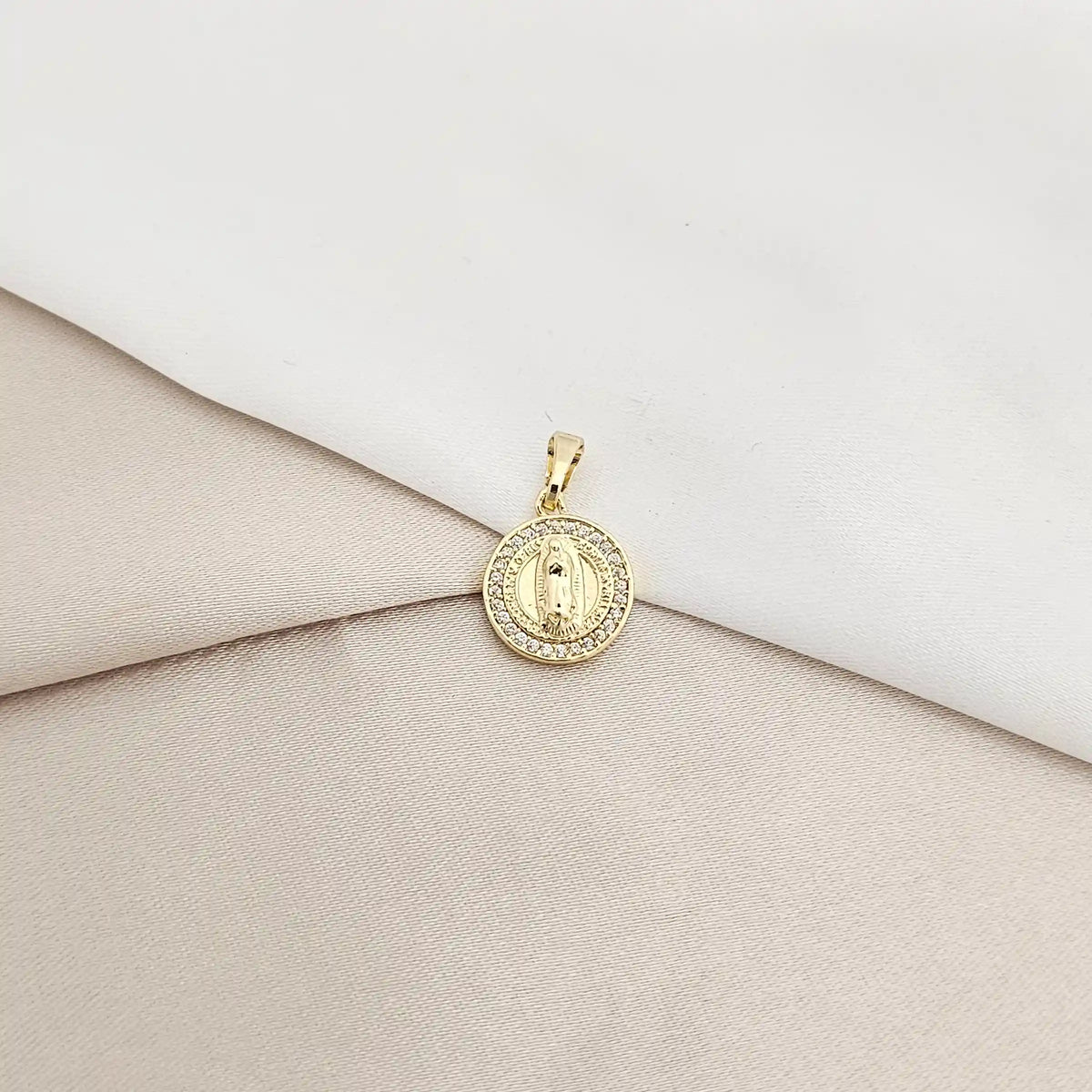 Dije Circulo Con Mini Virgen De Guadalupe Dorado Rf K7963