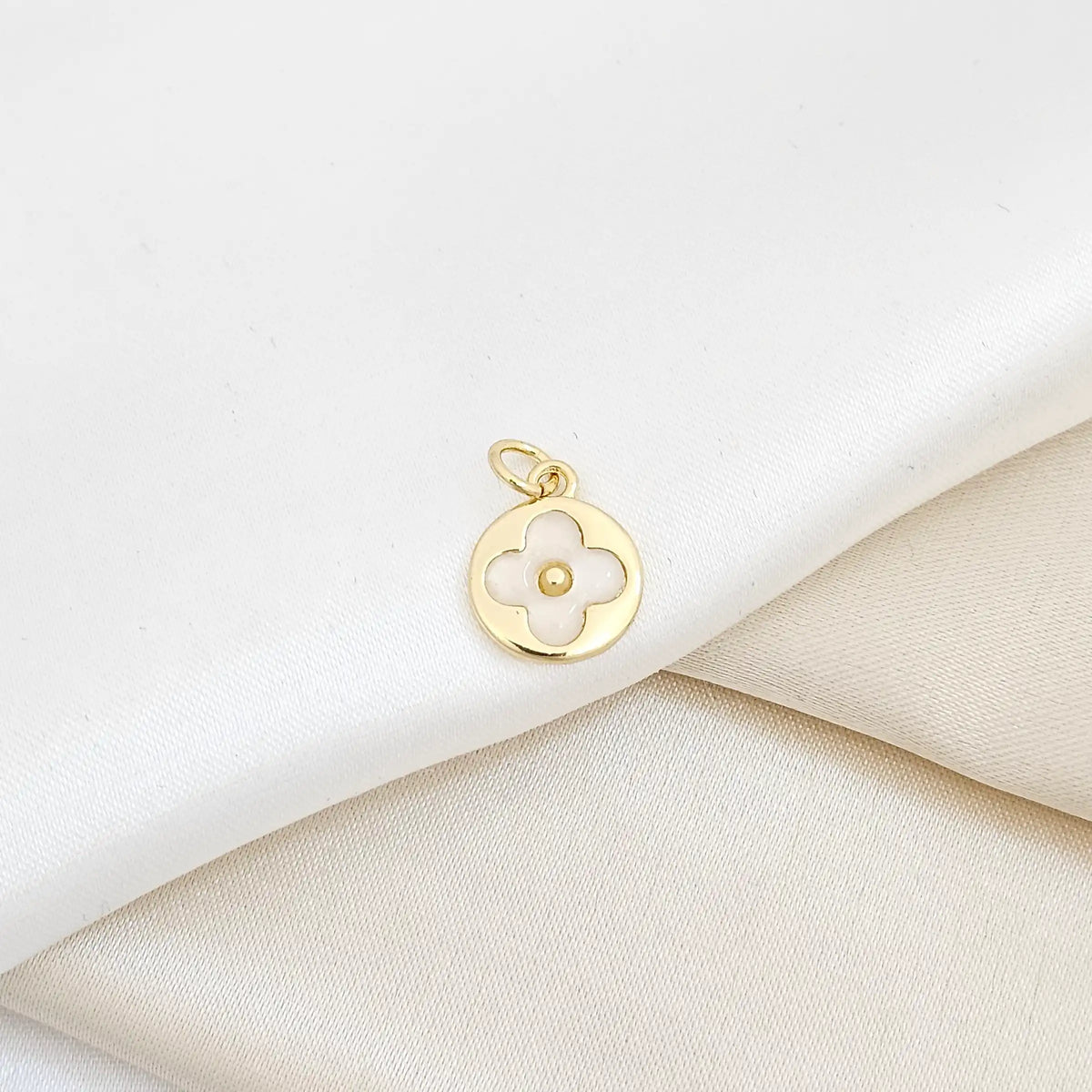 Dije Circulo Dorado Con Flor Blanca Rf K6253