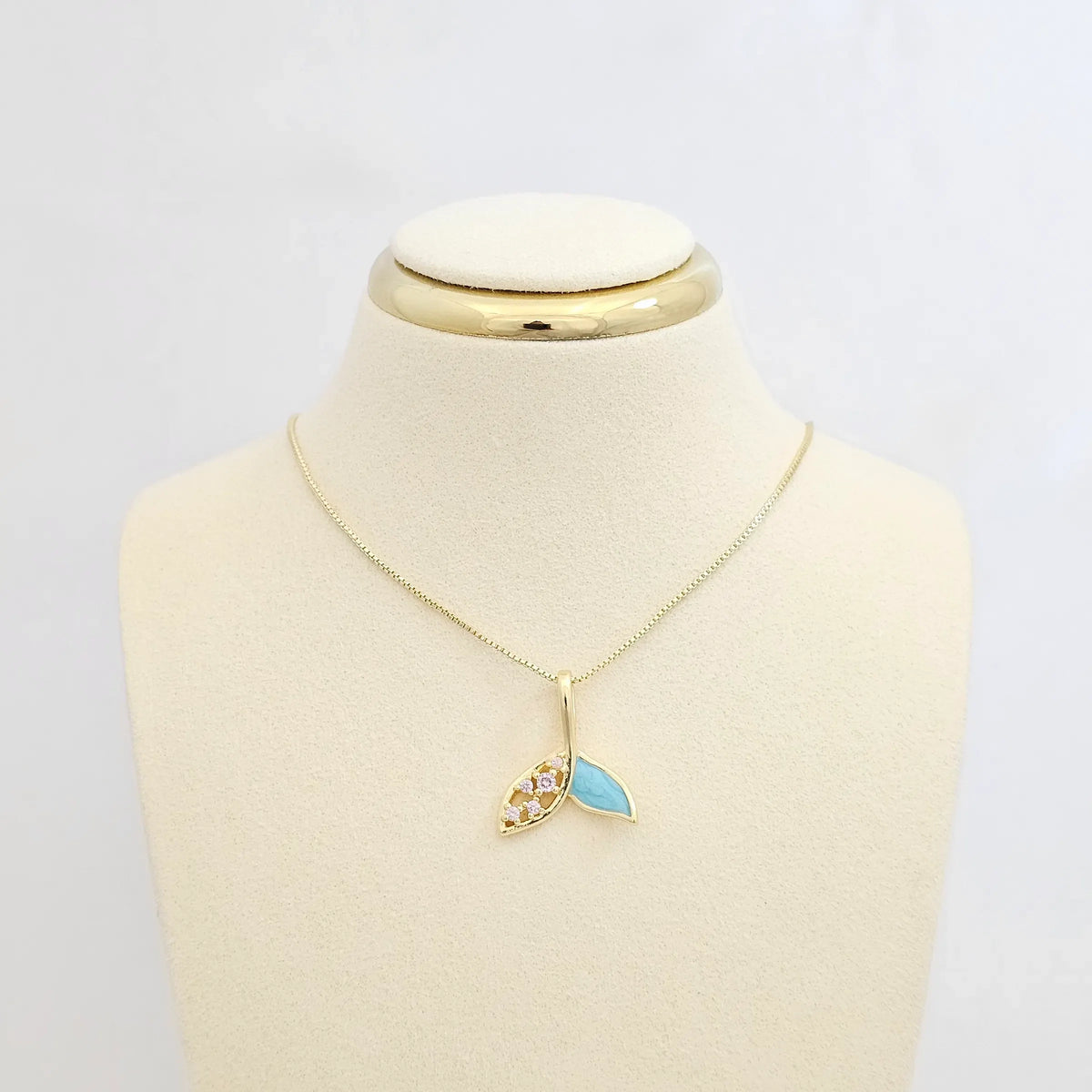 Dije Cola De Ballena Dorado Nacar Azul Rf K7128